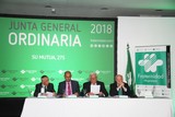 <div class=lightGallery-captions><p>Rafael Domenech, Director del Centro de Asesoría y Servicios Jurídicos, Juan Manuel Ruiz Santana, secretario de la Junta Directiva, Carlos Espinosa de los Monteros, Presidente y Carlos Aranda Director Gerente de Fraternidad-Muprespa en la Junta General 2018</p><p>En la Junta General de 2018, Fraternidad Muprespa presentó y aprobó el informe de gestión correspondiente al ejercicio 2017. Durante la sesión, se abordaron las principales líneas estratégicas para el año siguiente.</p><h4>Material cedido por 275 - FRATERNIDAD - MUPRESPA</h4><span>2018</span></div>